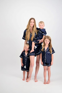Ensemble de pyjama pour femmes en bleu marine à manches courtes avec bordure blanche, coupe classique, 2 pièces, vêtements de nuit en satin, été, automne, printemps, taille élastique - Product Image 3