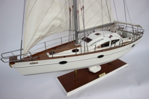 Bateau modèle nautique en bois peint fait main et personnalisé ELAN, fabriqué au Vietnam, pour la décoration de Noël et comme cadeau - Product Image 2