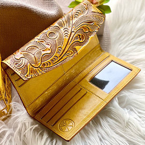 Nueva llegada, hermosa y atractiva cartera larga plegable para tarjetas, 100% cuero genuino, con grabado floral hecho a mano en color amarillo. - Product Image 3
