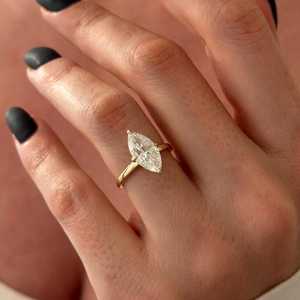 Anillo de compromiso con diamante cultivado en laboratorio de 2 quilates, talla Marquise, D VVS2, halo oculto, engaste tipo cometa, 4 puntas, oro de 14k, certificado IGI - Product Image 3