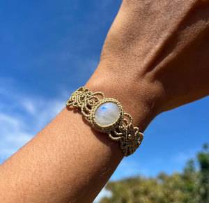Pulsera de Macramé Dorado Hecha a Mano con Piedra Lunar, Brazalete Ajustable de Piedras Preciosas Estilo Boho para Mujer - Product Image 1