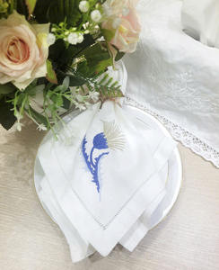 Serviettes de table en coton brodées personnalisées en gros, serviettes de table à fleurs, serviettes de table en tissu à ourlet festonné pour événements à domicile et mariages - Product Image 1