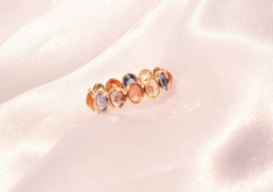 Anillo de eternidad de zafiro multicolor natural en oro amarillo macizo de 18 quilates – Anillo con bisel de piedras preciosas de fantasía arcoíris, piedra de nacimiento de septiembre - Product Image 3