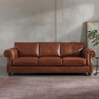 Canapé Chesterfield classique en cuir marron 3 places, accoudoirs roulés, garniture cloutée, style moderne du milieu du siècle, pour villa, salon ou bureau