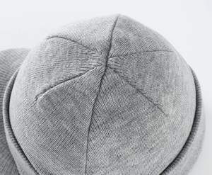 Bonnet d'hiver douillet pour homme avec visière et revers double tricoté, design isolant et chaud - Product Image 3