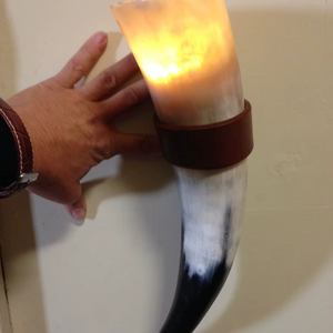 Taza de cuerno rústica con cadena - Product Image 1