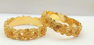 ขายส่งกำไลข้อมือผู้หญิง SARA ชุบทอง 24K สแตนเลสสตีล ดีไซน์คลาสสิก ทันสมัย คุณภาพสูง แฟชั่น เหมาะสำหรับงานหมั้นและงานแต่งงาน - Product Image 2