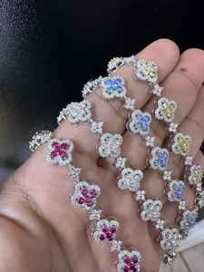 สร้อยข้อมือโมอิสซาไนต์รูปใบโคลเวอร์ เงินแท้ 925 ชุบทอง ดีไซน์ดอกไม้ประดับเพชรรูปใบโคลเวอร์สี่แฉกสำหรับผู้หญิง - Product Image 4