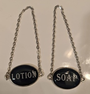 Dispensador de Jabón Clásico de Metal con Acabado Plateado, Ideal para Oficinas, Hoteles, Baños y Áreas Públicas, Soporte para Jabón Líquido - Product Image 3