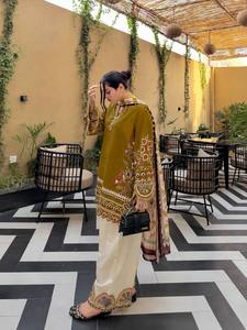 Kurta vert olive brodé pour femme avec pantalon palazzo crème – Tenue décontractée traditionnelle indienne et pakistanaise, coupe ample, longueur cheville - Product Image 2