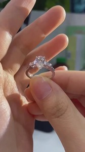 แหวนหมั้นเพชรทรงลูกแพร์ ดีไซน์หรูหรา สำหรับผู้หญิง ทอง 14k สไตล์คลาสสิก เพชรเพาะเลี้ยงในห้องปฏิบัติการ รับรองโดย IGI เครื่องประดับเพชร - Product Image 2