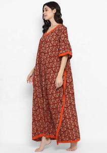 ชุดเดรสผ้าฝ้ายคอวียาวถึงพื้นพิมพ์ลายดอกไม้ธรรมชาติบล็อกด้วยมือสีแดงเข้มสีส้ม - Product Image 2