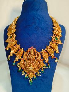 ชุดเครื่องประดับโบราณสีทองรูปเทพีพระลักษมีและนกยูงประดับด้วยพลอยเค็มพ์ แบบดั้งเดิมของอินเดียใต้สำหรับเจ้าสาว สร้อยคอแบบด้าน - Product Image 3