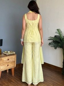 Ensemble pantalon ample jaune en rayonne pour femme, style ethnique, longueur cheville, avec haut brodé et écharpe, idéal pour un look décontracté estival - Product Image 2