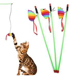 Juguete Interactivo Ecológico de Peluche para Gatos con Diseño de Ratón Arcoíris - Divertido Palo de Juego para Gatos - Product Image 1