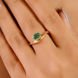 แหวนทองคำแท้ 14K ดีไซน์โค้งเว้าประดับมรกตแซมเบียเม็ดเดี่ยวทรงหยดน้ำ งานฝังแบบ Prong Setting สินค้าขายดีมาแรง - Product Image 4