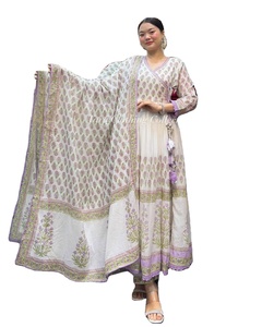 Una verdadera celebración de la herencia y la sastrería moderna en nuestro vibrante conjunto Kurti Suit que refleja la moda contemporánea - Product Image 1