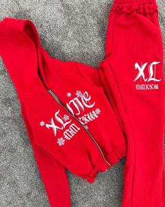 Survêtement à capuche pour femme rouge avec logo blanc imprimé, fermeture éclair intégrale et poches latérales, tenue décontractée d'hiver à prix abordable - Product Image 5