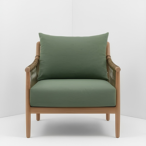 Fauteuil de salon d'extérieur Japandi avec structure en teck massif et accoudoirs en corde tressée, idéal pour les resorts, vérandas et terrasses, avec coussins vert olive - Product Image 1