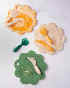 Juego de Cuchillos para Queso Hechos a Mano, Ecológicos y Pulidos, de Resina, Aptos para Lavavajillas y Microondas, Regalo de Boda, Utensilios de Cocina de Alta Gama - Product Image 1