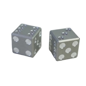 ชุดลูกเต๋าโลหะอลูมิเนียมอุปกรณ์ตกแต่งโต๊ะเล่นเกมที่ทันสมัยตัดได้อย่างแม่นยำทำด้วยมือลูกบาศก์เงินนำโชคของตกแต่งห้องเกม Luxe - Product Image 1