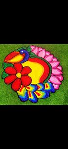 Rangoli Floral de Pavo Real Hecho a Mano con Diseño Vibrante en Colores Vivos para Diwali, Bodas, Festivales, Decoración de Pooja, Decoración Ecológica para el Suelo - Product Image 3