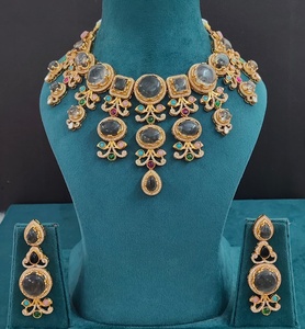 Ensemble de colliers inspirés de Sabyasachi, qualité supérieure, bijoux de luxe, parfaits pour les mariages, les occasions festives, les soirées. - Product Image 3