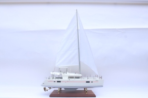 Catamarán LAGOON 450F, Modelo Náutico de Madera Pintado a Mano, Decoración para el Hogar de Estilo Europeo, Regalo Original - Product Image 4