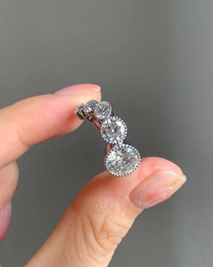Anillo de Compromiso con Diamante Cultivado en Laboratorio de Corte Redondo Estilo Ola de 1.5 TCW, Anillo de Oro de 14K, Anillo de Diamantes Curvado, Diseño Único para Mujer - Product Image 4