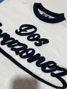 Camiseta unisex de corte regular y estilo boxy, 100% algodón, 250 g/m², tejido de punto, con apliques personalizados y logotipo bordado. - Product Image 2