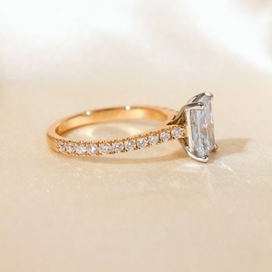 Anillo de Compromiso con Diamante Cultivado en Laboratorio, Corte Radiante, 1.50 Quilates, Oro Amarillo de 14K, Personalizado, Venta al Por Mayor - Product Image 3