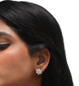 Boucles d'oreilles clous fleur en diamant de laboratoire taille ronde, or massif 14 carats, bijoux minimalistes pour usage quotidien pour femme, boucles d'oreilles clous en diamant en grappe - Product Image 6