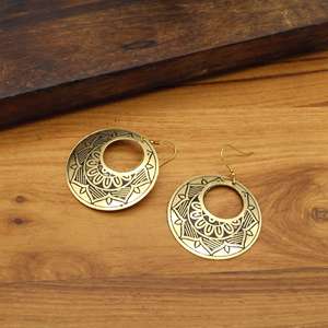 Boucles d'oreilles créoles en laiton gravé faites à la main |   Boucles d'oreilles pendantes géométriques Mandala |   Fournisseur de bijoux ethniques indiens bohèmes - Product Image 5