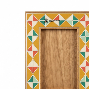 Plateau de service rectangulaire en bois artisanal avec bordure incrustée de carreaux géométriques colorés - Product Image 5
