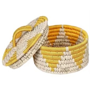 ตะกร้าหญ้าสะบายอิสระจากธรรมชาติพร้อมฝาปิด ลายทางสีเหลืองขาว ภาชนะเก็บของอเนกประสงค์สำหรับตกแต่งบ้าน - Product Image 1
