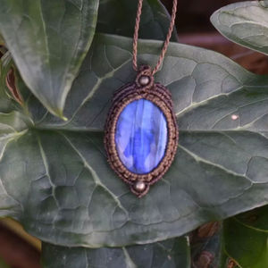 Collar de Macramé Marrón Hecho a Mano con Piedra Preciosa de Labradorita Azul, Joyería Curativa Ajustable Estilo Boho - Product Image 1