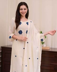Ensemble Kurta moderne pour femme en rayonne brodée blanche, manches trois quarts, pantalon et dupatta en Chanderi, séchage rapide, idéal été/hiver pour les fêtes - Product Image 3