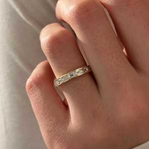 แหวนเพชรทรงเหลี่ยมมรกต 2.5 กะรัต เพาะเลี้ยงในห้องปฏิบัติการ แบบ Eternity Ring ตัวเรือนทองคำขาว 14k ประดับเพชรทรงเหลี่ยมมรกตแบบ Eternity Band - Product Image 5