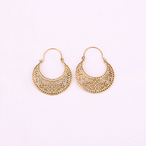 Boucles d'oreilles créoles tendance en laiton plaqué or de style bohème, provenant de Jaipur, Inde - Product Image 1