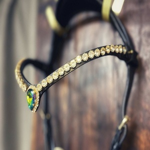 Impresionante diadema de cuero para caballo con cristales transparentes de 8 mm y un llamativo cristal Aurora en el centro, en forma de V elegante, para brida. - Product Image 1