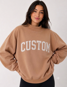 เสื้อสเวตเชิ้ตผู้หญิงทรงโอเวอร์ไซส์ คอเต่า แขนยาว ใส่สบาย สไตล์ลำลอง ทรงหลวม ย้อมสีพื้น โลโก้ด้านหน้า แฟชั่นสตรีท - Product Image 1