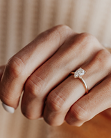 Bague de fiançailles élégante en or avec diamant solitaire taille poire pour femme, idéale pour demande en mariage ou anniversaire