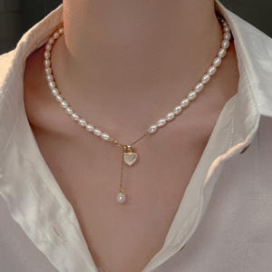 Collier de perles de millet d'eau douce de luxe haut de gamme avec pendentif coquillage léger de style rétro français sur une chaîne de clavicule - Product Image 1