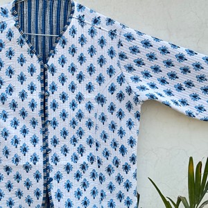 Veste en coton pour femme à col en V avec imprimé géométrique bleu, manches longues, blazer tissé respirant pour l'été, style élégant - Product Image 4