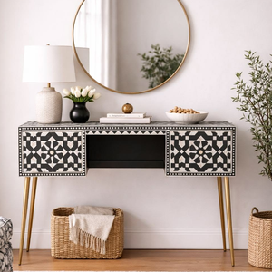 Mesa consola compacta de dos cajones con incrustaciones geométricas de hueso gris y base de latón, disponible a precios de mayorista. - Product Image 5