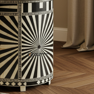 Mesa Auxiliar Redonda de Madera Artesanal con Incrustaciones de Hueso Chevron Negro, Moderna y Ecológica - Product Image 2