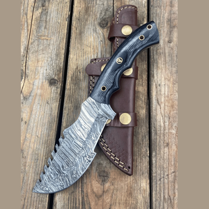 Couteau de chasse Tracker à pointe droite en acier Damas à motif personnalisé, fait main, à lame fixe, pour bushcraft, camping et survie, avec étui en cuir - Product Image 1