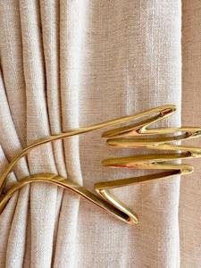 Aro de alambre metálico con forma de mano para cortina, perfecto para una decoración del hogar elegante y con estilo, y para un diseño de habitación sofisticado. Venta al por mayor desde India. - Product Image 4