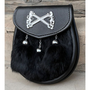Sporran en fourrure noire - Badge Lion sur 3 pompons en fourrure - Sac Sporran - Accessoire de tenue Highland le plus vendu - Product Image 3