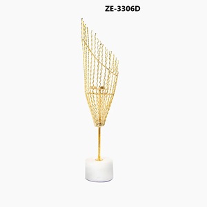 Portavelas de Alambre Metálico Dorado con Base de Mármol, 56 cm de Alto, Pieza Decorativa Contemporánea para el Hogar - Product Image 4